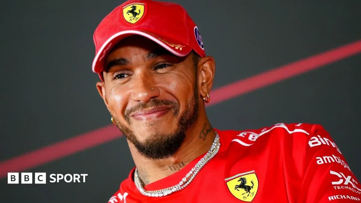 Pilote souriant en tenue Ferrari lors d'une conférence