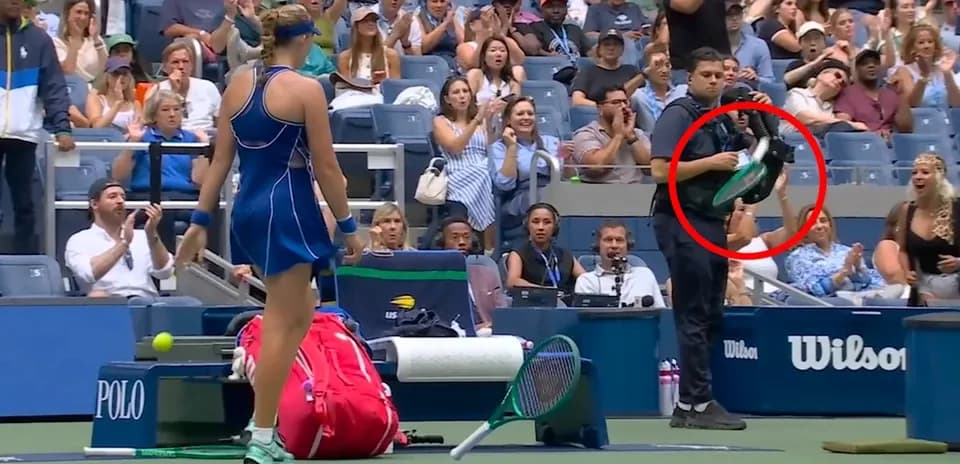 Joueuse de tennis avec un ramasseur de balles