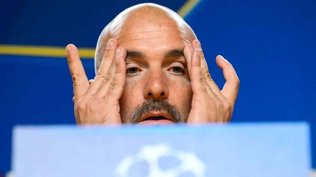 Entraîneur s'exprimant lors d'une conférence de presse