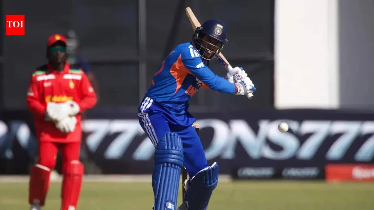 Joueur de cricket frappant la balle lors d'un match