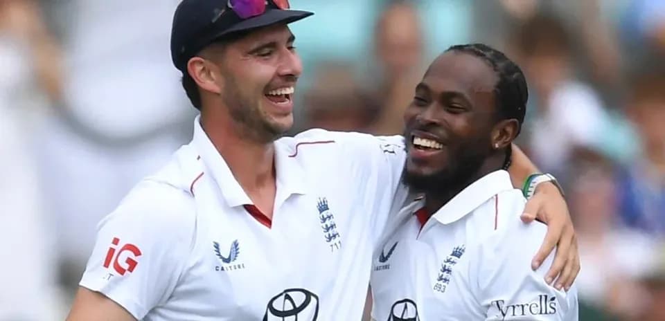 Deux joueurs de cricket souriants se félicitant