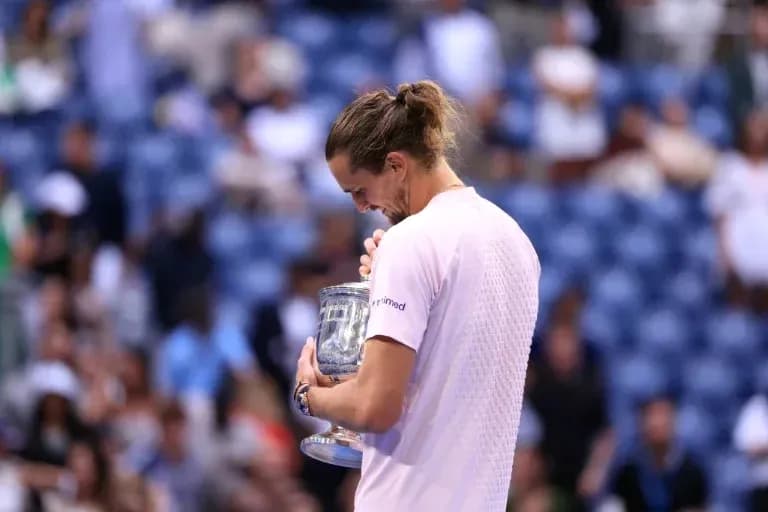 Joueur tenant le trophée après la victoire
