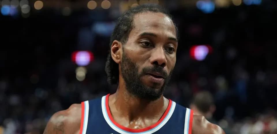 Joueur de basketball après un match sur le terrain