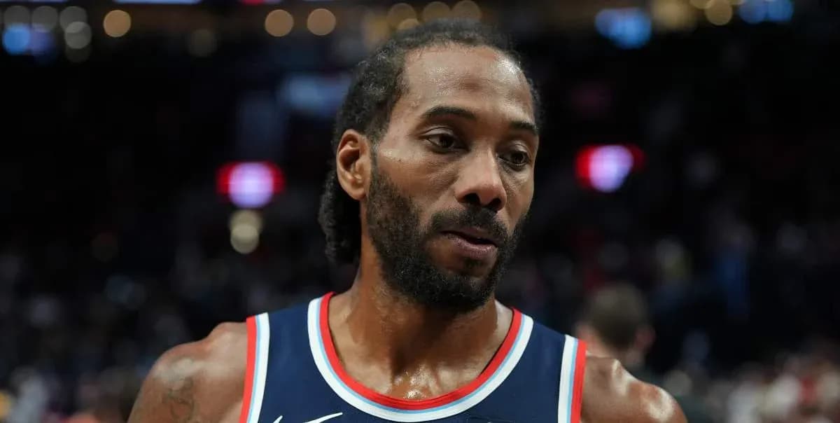 Joueur de basketball après un match sur le terrain