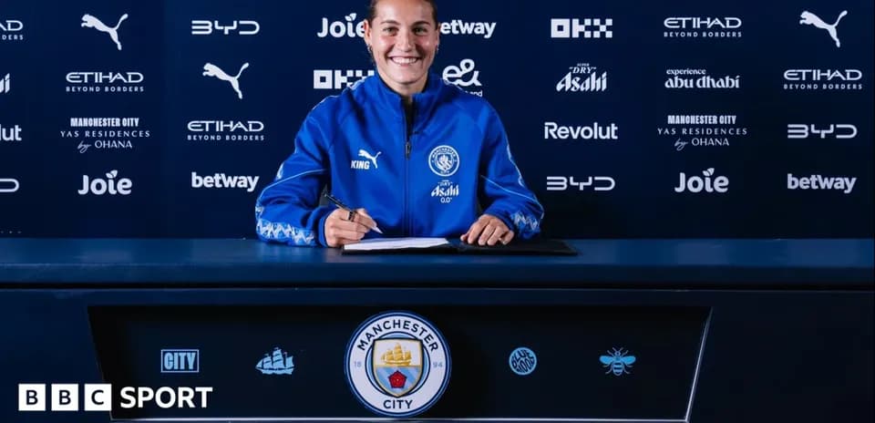 Joueuse signant un contrat à Manchester City