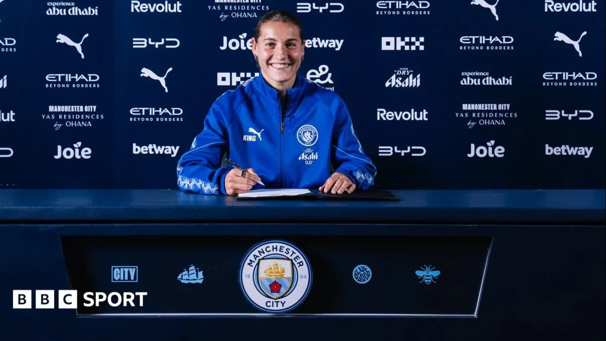 Joueuse signant un contrat à Manchester City
