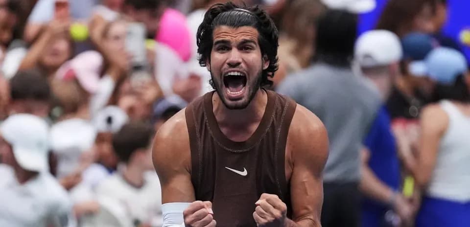 Joueur célébrant sa victoire sur le court