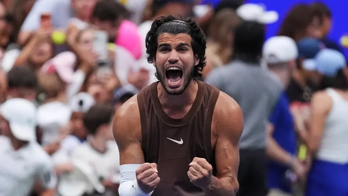 Joueur célébrant sa victoire sur le court