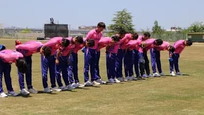 Joueurs de cricket s'inclinant sur le terrain