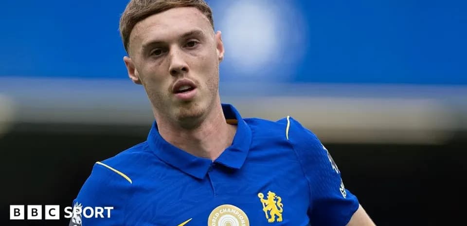 Joueur de Chelsea en tenue bleue sur le terrain