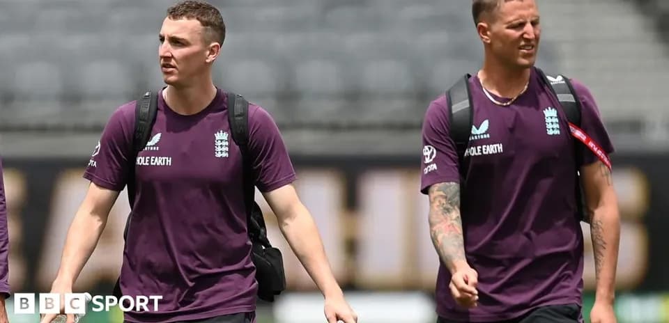 Joueurs anglais entrant sur le terrain de cricket