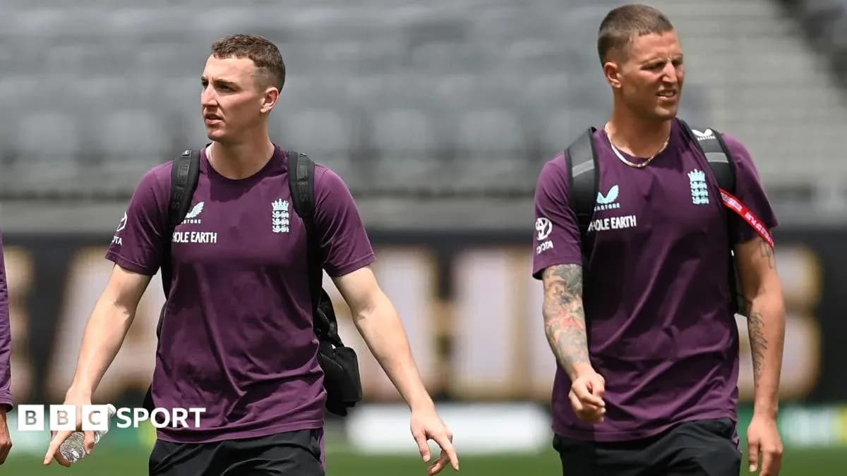 Joueurs anglais entrant sur le terrain de cricket