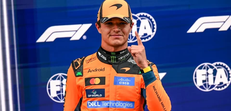 Pilote posant avec un doigt levé sur podium