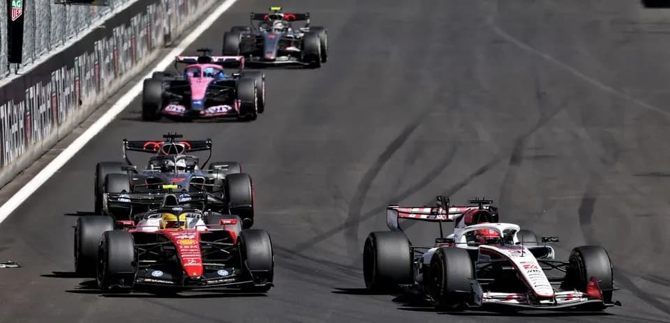 Voitures de Formule 1 en course sur la piste