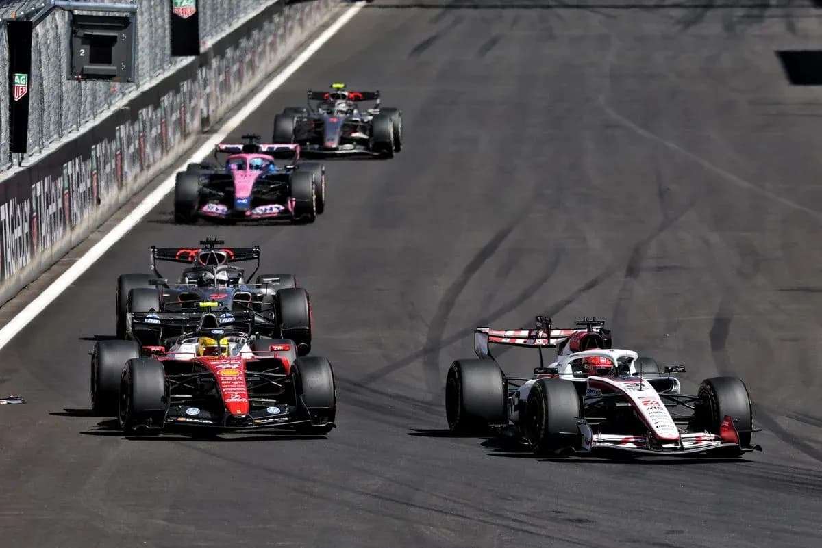 Voitures de Formule 1 en course sur la piste
