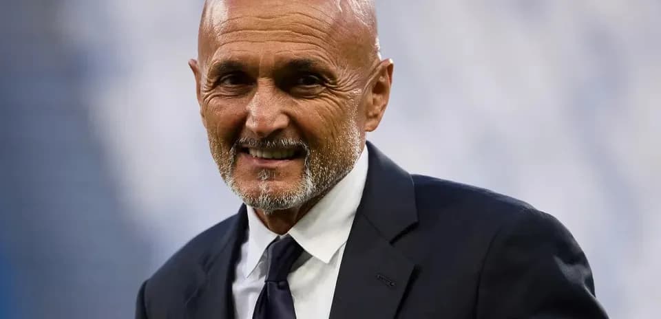 Entraîneur souriant sur le terrain avant le match