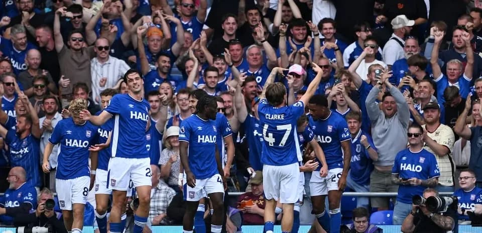 Joueurs d'Ipswich célébrant un but avec les supporters