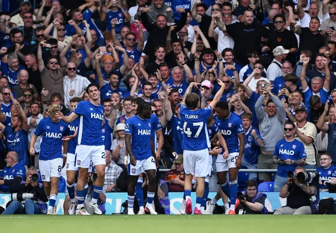 Joueurs d'Ipswich célébrant un but avec les supporters