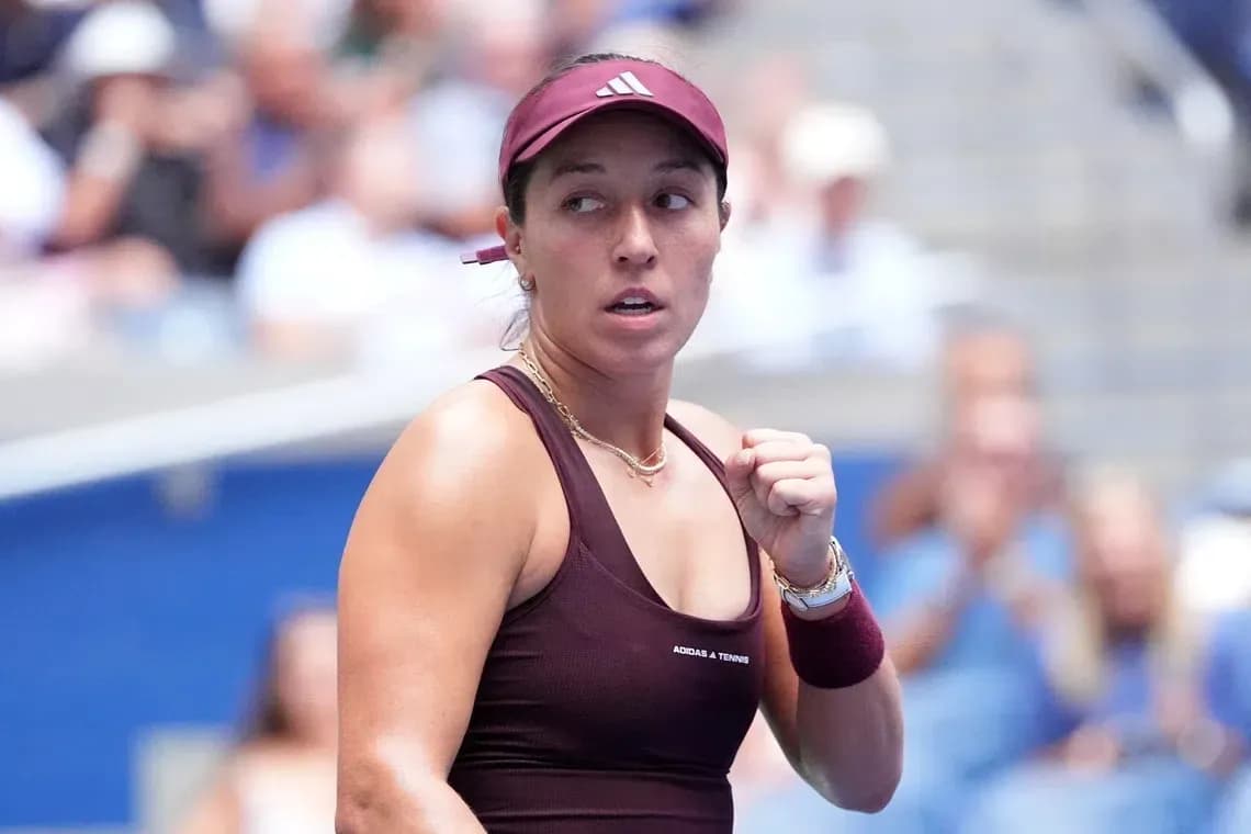 Joueuse de tennis célébrant un point sur le court