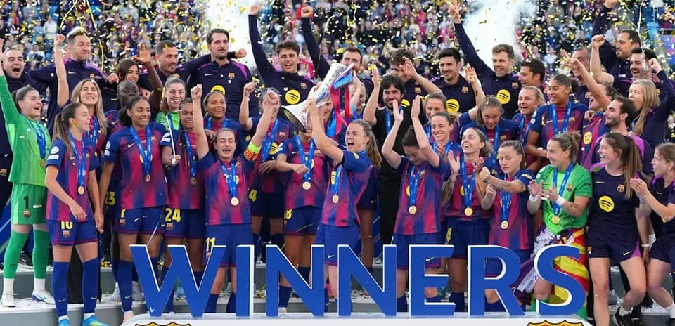 Équipe de Barcelone célébrant leur victoire en finale