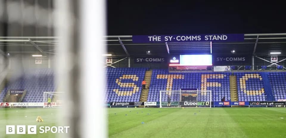 Vue du stade SY-Comms avec le but et les sièges