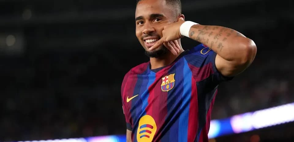 Joueur de Barcelone célébrant avec un geste de téléphone