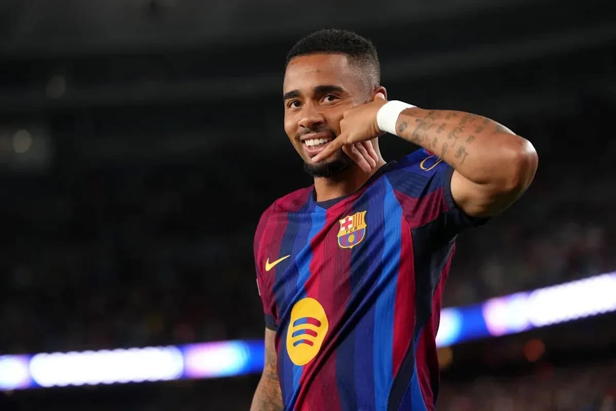 Joueur de Barcelone célébrant avec un geste de téléphone