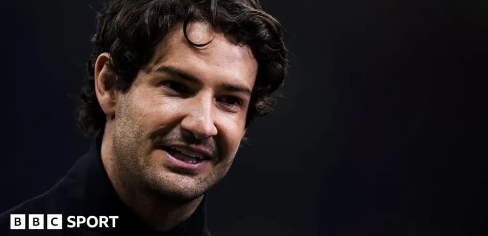 Homme souriant lors d'une conférence de presse