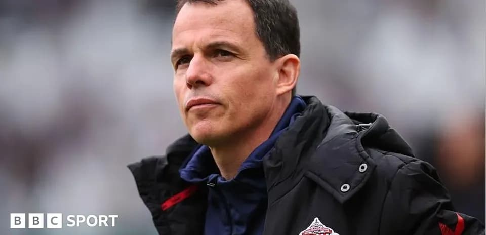 Entraîneur observant le match depuis la touche