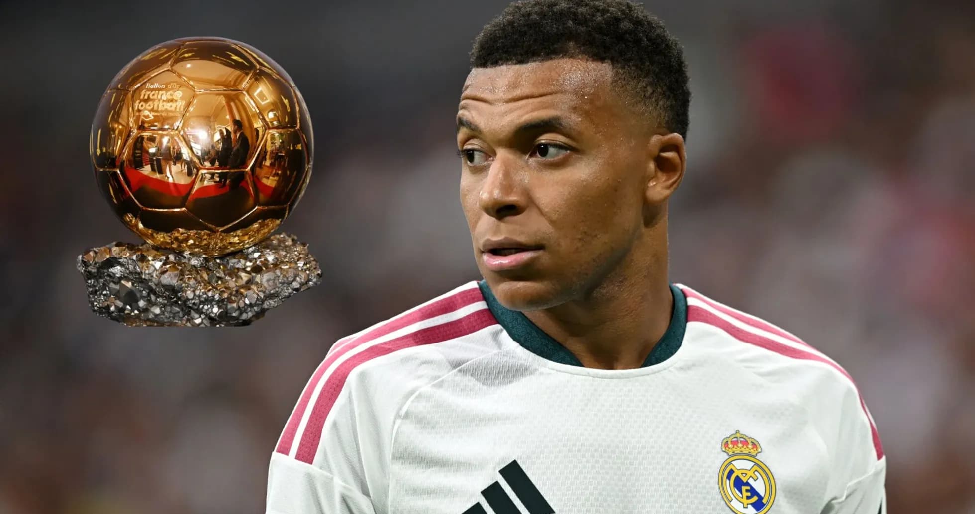 Kylian Mbappé avec le Ballon d'Or à côté
