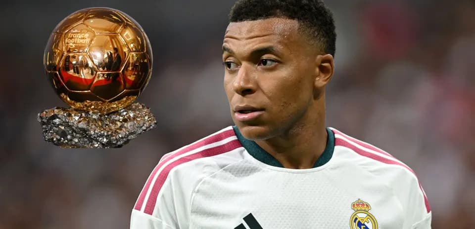 Kylian Mbappé avec le Ballon d'Or à côté
