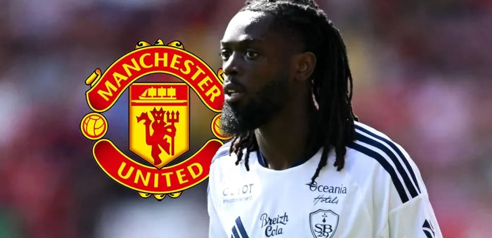 Joueur en tenue de football avec logo Manchester United