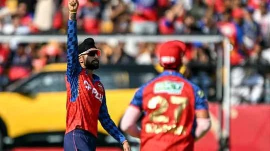 Joueur levant le bras en célébration sur le terrain