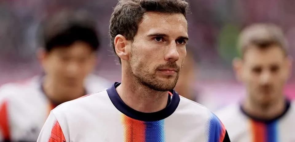 Joueur de football en tenue de Bayern Munich avant le match