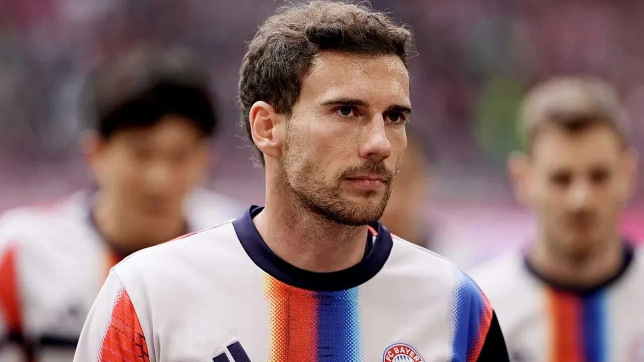 Joueur de football en tenue de Bayern Munich avant le match