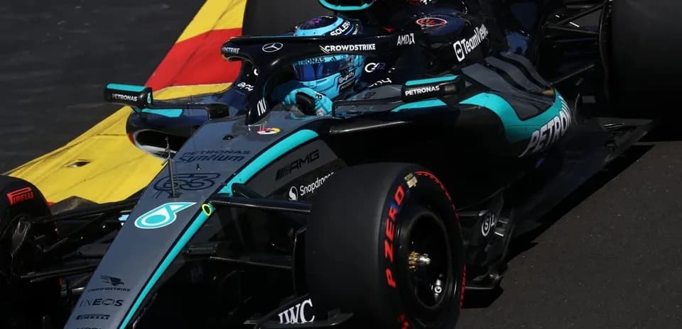 Voiture de F1 Mercedes sur circuit avec pneus Pirelli