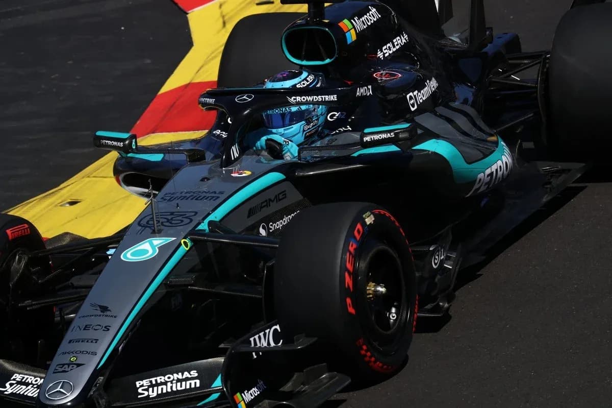 Voiture de F1 Mercedes sur circuit avec pneus Pirelli