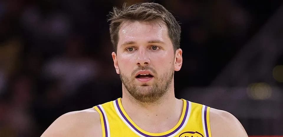 Joueur de basket-ball en maillot des Lakers