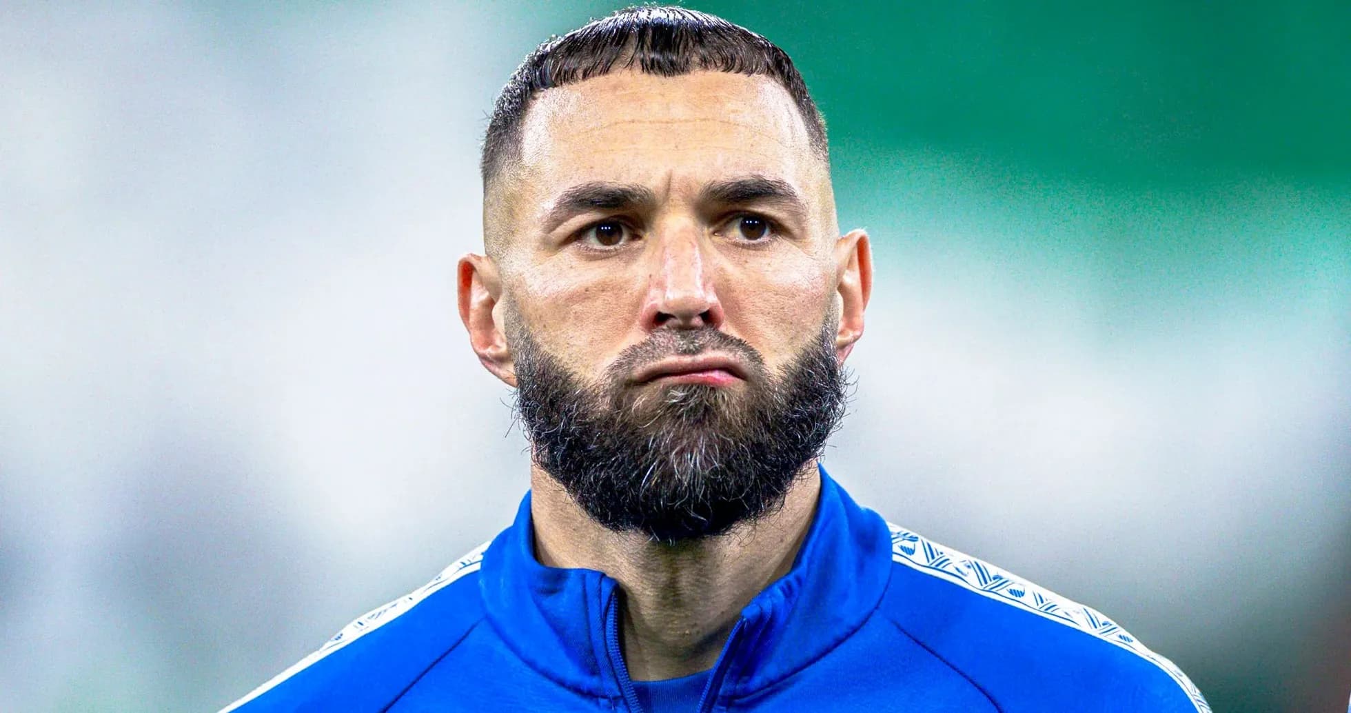 Joueur en tenue bleue lors de l'échauffement