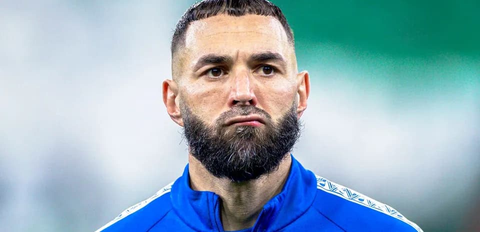 Joueur en tenue bleue lors de l'échauffement