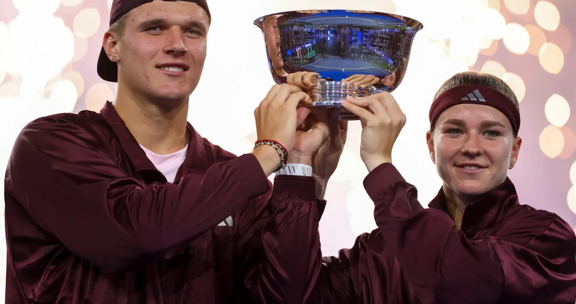 Joueurs tenant le trophée après leur victoire