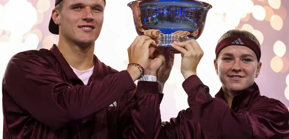 Joueurs tenant le trophée après leur victoire