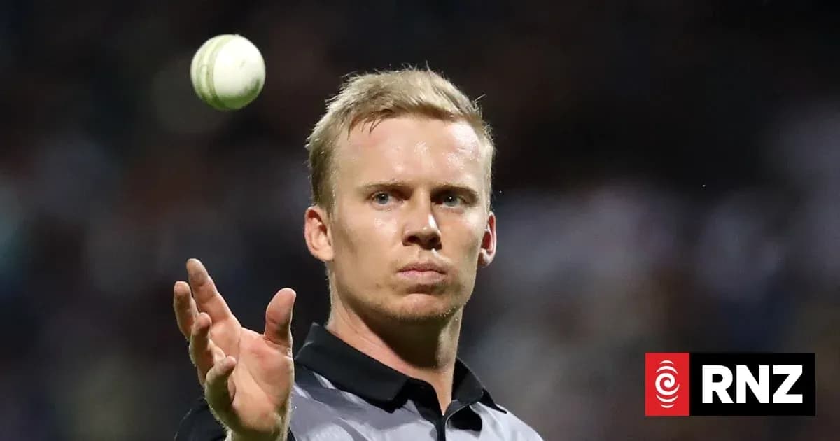 Arbitre lançant une balle de cricket pendant un match