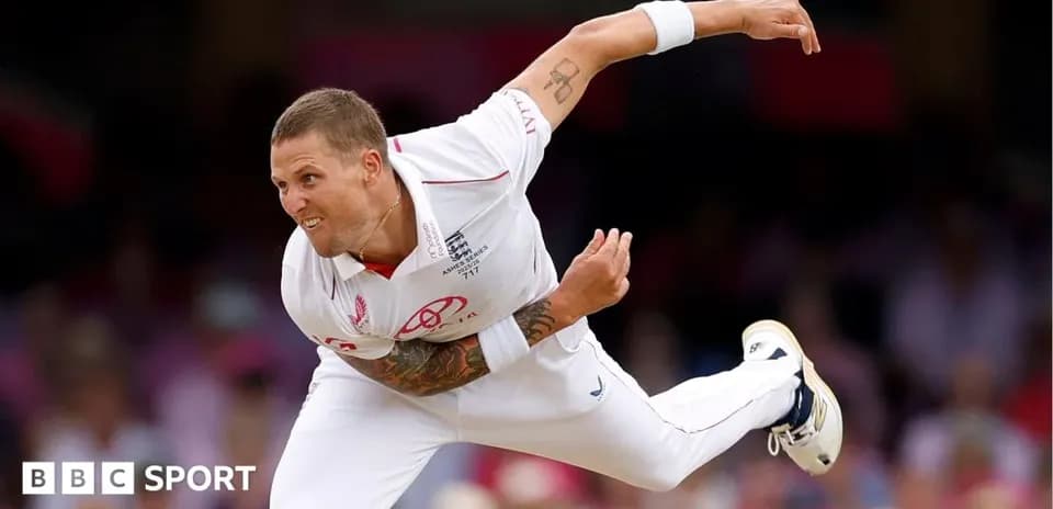 Joueur de cricket lançant la balle en action