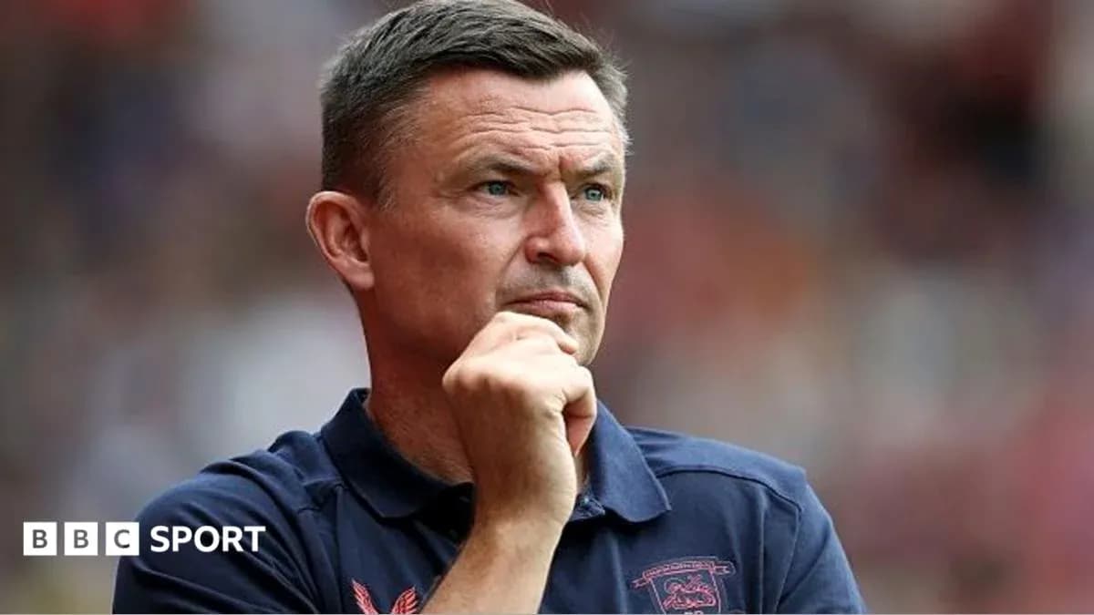 Entraîneur pensif lors d'un match de football