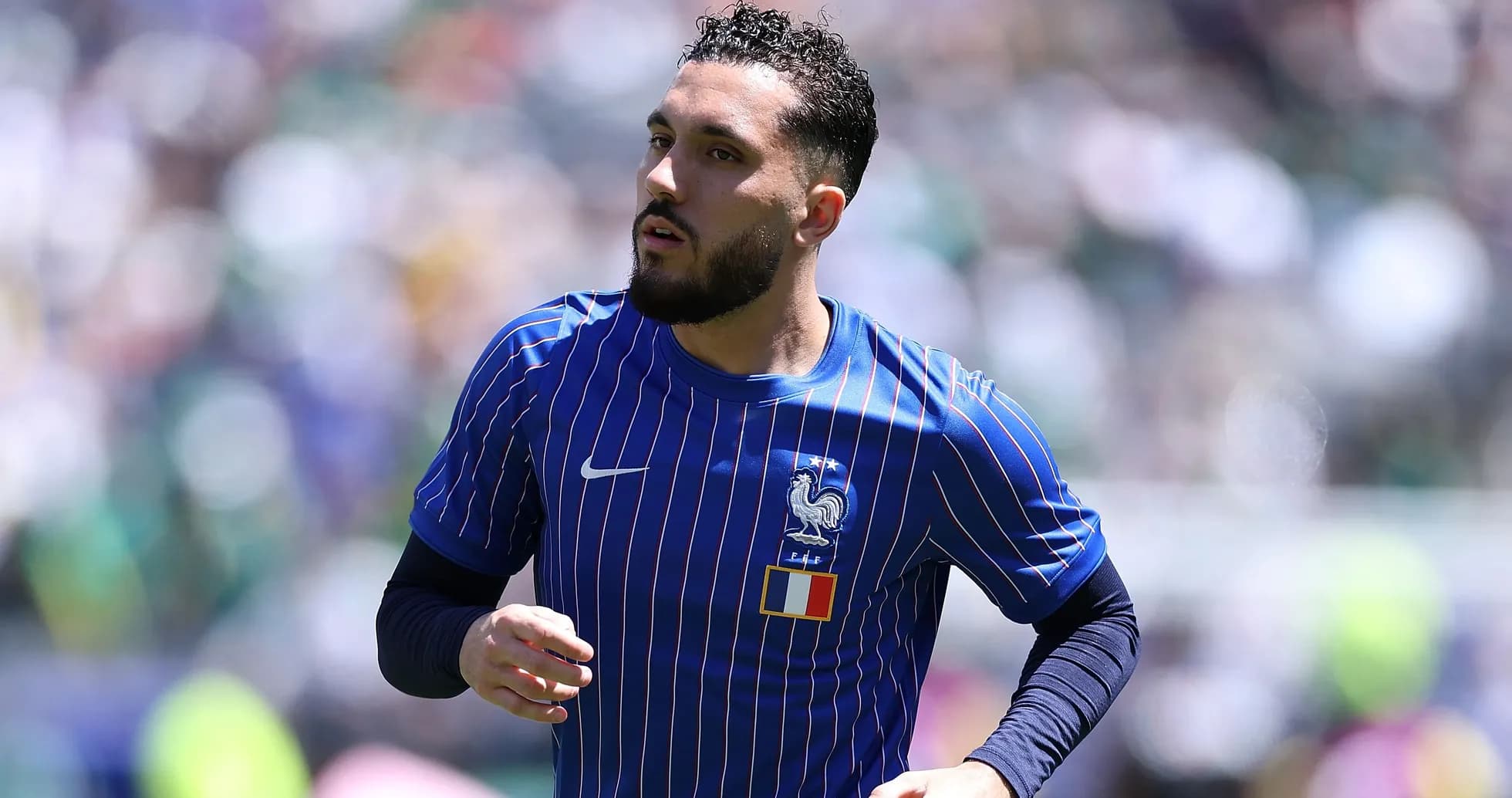Joueur courant en maillot de l'équipe de France