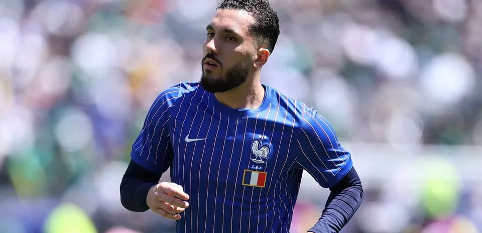Joueur courant en maillot de l'équipe de France