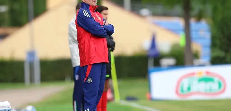 Entraîneur observant le match depuis la ligne de touche