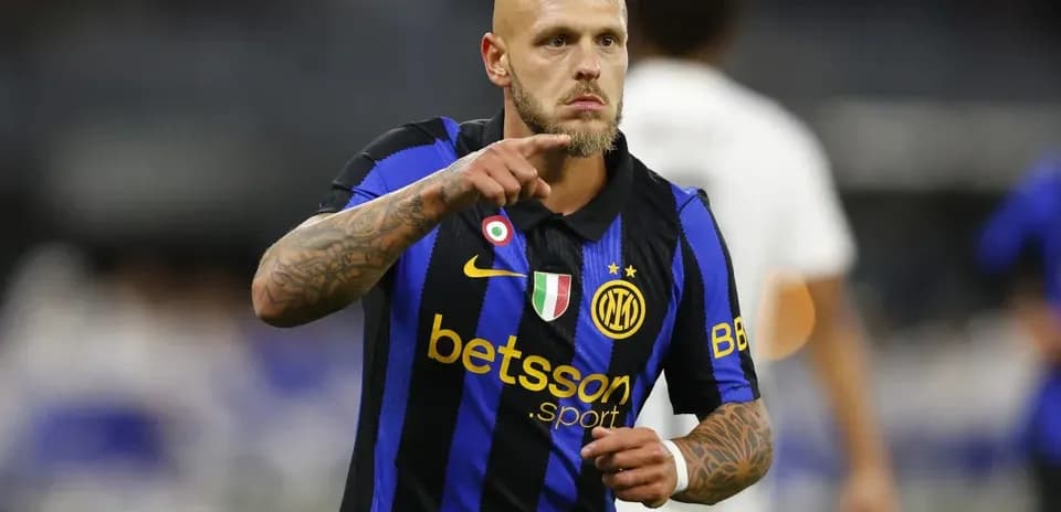 Joueur d'Inter Milan pointant lors d'un match