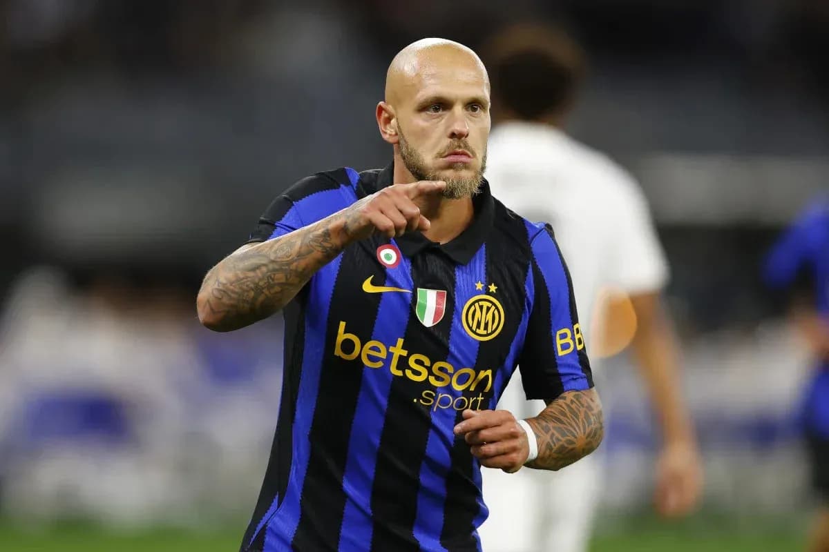 Joueur d'Inter Milan pointant lors d'un match